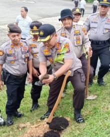 Kapolres Kuansing AKBP Henky Poerwanto, S.Ik. MM tanam pohon (foto/Zar)