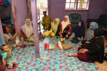 Ketua Dewan Kerajinan Nasional Daerah (Dekranasda) Kabupaten Siak, Rasidah Alfedri, beserta pengurus, memberikan bantuan berupa sembako (foto/Lin)