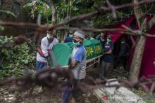 Jenazah mantan istri Sule sesaat setelah dibongkar dari pemakaman (Antara)