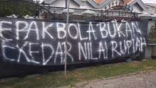 Spanduk besar yang terpampang di depan rumah Evan Dimas di Surabaya. Foto: int 