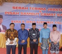 Serah terima jabatan dan pisah sambut Camat Kandis Kabupaten Siak di halaman kantor lurah telaga Sam-sam Kecamatan Kandis (foto/Lin)