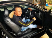 Komedian Sule bersama salah satu koleksi mobil sportnya. Foto: int 