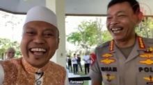 Ustadz Das'ad Latif bersama Kapolri Idham Aziz tertawa lebar (foto/int)