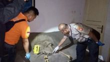 Petugas Kepolisian melakukan olah KTP terkait kerangka manusia yang ditemukan duduk di atas sofa. Foto: int 