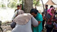 Warga berusaha mendengarkan suara tangisan yang keluar dari sebuah pohon akasia di Jember, Jawa Timur. Foto: int 