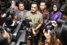 Asep Ruchiyat saat diwawancara wartawan