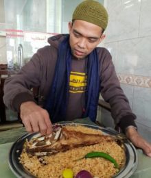 Ustadz Abdul Somad mukbang saat umroh beberapa waktu lalu (foto/int)