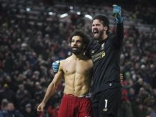 Salah dan Alisson merayakan gol ke gawang MU. Foto:int 