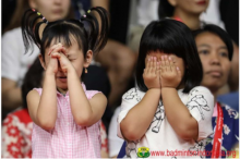 Foto putri pasangan ganda putra Indonesia Ahsan/Hendra, yang mendoakan sang ayah dengan keyakinan masing-masing. Foto ini membuat banyak netizen jadi terenyuh. Foto: ist 