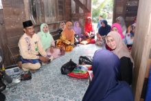 Rasidah Alfedri, Ketua Dewan Kerajinan Nasional (Dekranasda) Kabupaten Siak bersama rombongan (foto/lin)