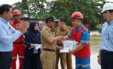 Bupati Pelalawan, H M Harris memberikan penghargaan kepada karyawan yang menjadi Teladan dan Karyawan Terbaik Bidang K3 (foto/ist)