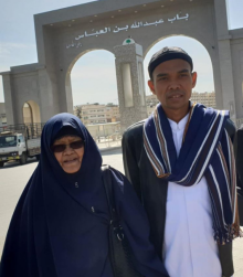 Ustaz Abdul Somad saat berfoto bareng dengan almarhumah ibunya Rohana