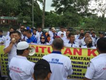 Forum RTRW Kota Pekanbaru saat melakukan aksi damai di Kantor Walikota Pekanbaru, Sudirman. (R24/put)