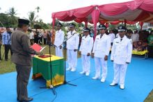 Bupati Siak Alfedri menyampaikan ucapan selamat kepada 5 penghulu kampung (foto/Lin) 