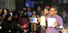 Aktivis ICW dan KMS saat melaporkan Menteri Yasonna Laoly ke KPK. Foto: int 