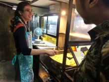 Amanda tengah menggoreng tahu hasil racikannya sendiri. Foto: int 