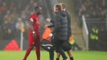 Sadio Mane ditarik keluar lapangan setelah mengalami cedera hamstring. Foto: int 