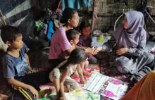 Dekranasda Siak memberikan santunan (foto/lin)