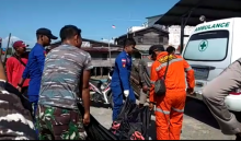 Tim saat mengangkat jenazah TKI ilegal yang tenggelam di perairan rupat (foto/int)