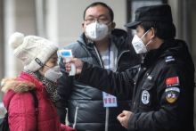 Pemeriksaan ketat diberlakukan petugas terhadap semua orang di China. FotoL int 