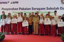 Penyerahan seragam SD berbahan serat viskosa-rayon di Badan Pengembangan dan Pelatihan Usaha Terpadu (BPPUT) PT RAPP (Foto/ist)