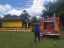 Kebakaran Gedung SDN 004 Toar ini, tentu saja menghebohkan bagi para Murid, Majlis Guru dan Kepala Sekolah (foto/Zar)