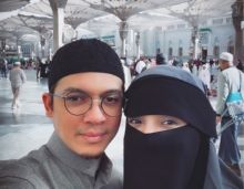 Iswarsyah bersama Zaskia Sungkar saat berada di tanah suci (foto/int)