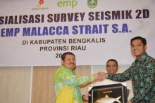 Bupati Bengkalis, Amirul Mukminin, menyerahkan cenderamata kepada GM EMP Malacca Strait SA, Kelik Rudi Suharya didampingi Kepala SKK Migas Perwakilan Sumbagut, Avicenia Darwis, pada acara Sosialisasi Survei Seismic 2D EMP Malacca Strait SA di Kabupaten Pekanbaru, Senin (27/1/2020). Foto: rls 