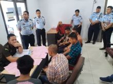 Sebanyak lima orang tersangka beserta sejumlah barang bukti (BB) diserahkan Kantor Imigrasi kelas II TPI Bengkalis (foto/Hari)