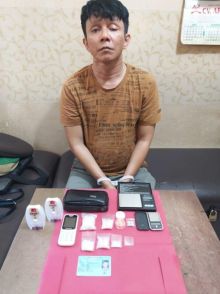Tersangka ES tak berkutik diringkus Tim Bravo Ditresnarkoba Polda Riau.