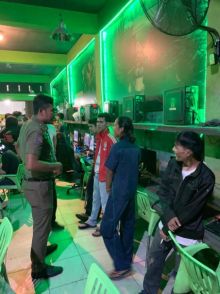 Beberapa orang terjaring dalam operasi trantibum dan tranmas Satpol PP Prov. Riau.