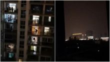Warga Kota Wuhan berdiri di teras apartemen dan saling bersahut-sahutan memberikan dukungan satu dengan yang lain. Kejadian ini tengah viral di media sosial. Foto: int 