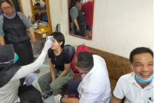 Artis Taiwan diperiksa Diskes Bengkalis cegah penyebaran virus Corona (foto/Hari)