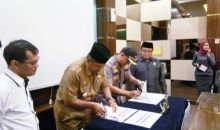 Pemkab Siak serahkan dana hibah untuk pengamanan Pilkada 2020 (foto/lin)