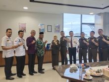 Foto bersama Jajaran DPRD Kota Pekanbaru dan Kajati Riau 