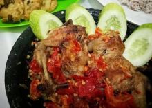 Ada banyak jenis sambal untuk dihidangkan bersama ayam penyet (foto/int)