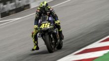 Teknik mengibaskan kaki sebelum berbelok, merupakan salah satu warisan Rossi untuk dunia balap motor yang ditiru pebalap lain hingga saat ini. Foto: int 