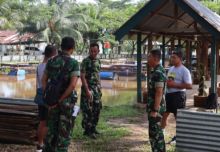 Dandim 0314/Inhil beserta Kasdim dan perwira staf meninjau lokasi kegiatan Pilot Projek pengolahan sabut kelapa dan budidaya tanaman Vanili serta budidaya ikan keramba Terapung Kodim 0314/Inhil (foto/Rgo)
