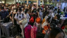 Wisatawan asal China antre di Terminal Keberangkatan Bandara Hang Nadim, Batam, Kepulauan Riau, baru-baru ini. Foto: int 