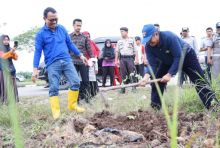 Bupati Alfedri di dampingi, Asisten I Setda kabupaten Siak Budhi Yuwono, Kapolres Siak di wakili Kabag Sumber Daya Manusia (Sumda) Polres Siak, Kompol Agus Sibarani (foto/lin)