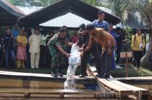 Dandim 0314/Inhil bersama Bupati Inhil HM Wardan melaksanakan pelepasan perdana 7000 bibit ikan lele (foto/Rgo)