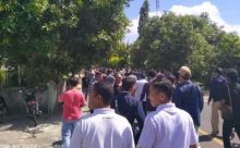 Warga Natuna beramai-ramai mendatangi Bandara setempat, guna menolak daerah mereka dijadikan tempat observasi bagi WNI yang dipulangkan dari Wuhan, China. FotoL int 