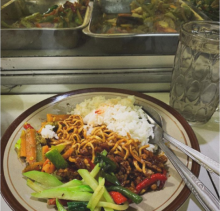 Ini menu yang disantap Sophia Latjuba saat makan di warteg. Foto: int 