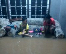 Untuk meringankan beban warga yang terkena banjir, disediakan makan siang, yang di sediakan oleh desa (foto/Zar)