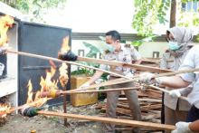 Balai Karantina Pertanian Pekanbaru melakukan pemusnahan berbagai produk pertanian dari luar negeri yang masuk ke Provinsi Riau
