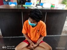 Tersangka MN hanya bisa tertunduk lesu saat diringkus petugas. 