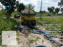 Penampakan truk tinja yang membuang limbah di salah satu kebun sawit 