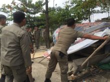Satpol-PP saat menertibkan bangunan liar di sepanjang jalan Siak II