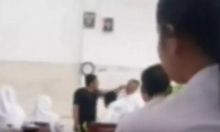 Guru VS Guru Adu Jotos di Dalam Kelas