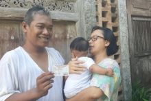 Ddit bersama istri dan anaknya yang diberi nama Alhamdulillah Rezeki Hari Ini. Foto: int 